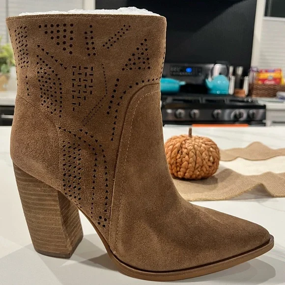 NWT Vince Camuto Cathryna Bootie - Picture 2 of 4